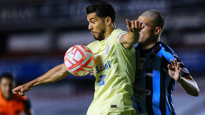 Henry Martin y Fernández en la disputa de un balón.
