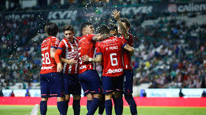 Jugadores de Chivas celebran un gol.