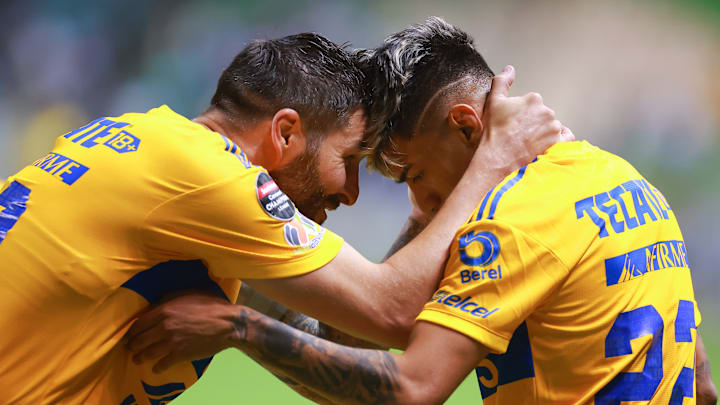 Jugadores de Tigres celebran un gol.