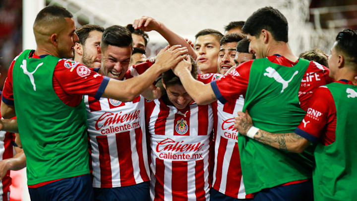 Jugadores de Chivas celebran un gol. Jugadores de Chivas celebran un gol.