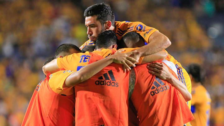 Jugadores de Tigres UANL celebran un gol.