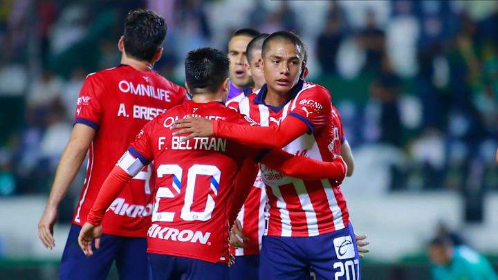 Jugadores de las Chivas celebran un gol. Jugadores de las Chivas celebran un gol.