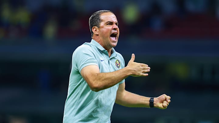 André Jardine deberá ajustar su alineación 