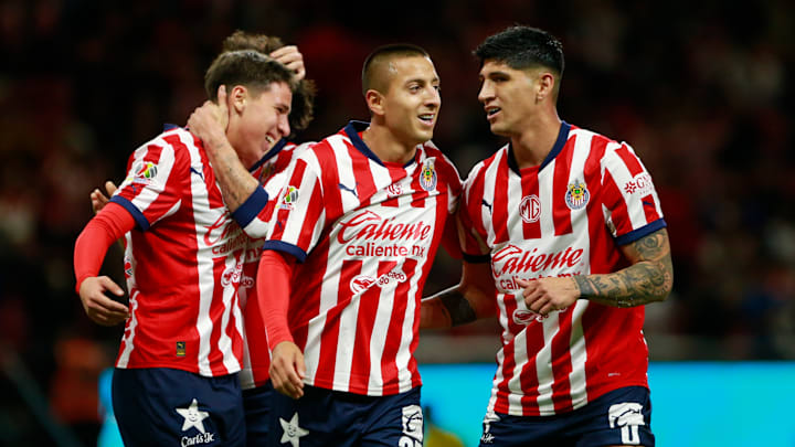 Mateo Chávez, Roberto Alvarado y Alan Pulido festejan un tanto