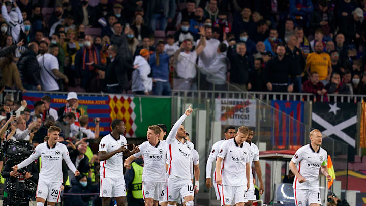 Les supporters de l'Eintracht Francfort ont fait du bruit au Camp Nou. Les supporters de l'Eintracht Francfort ont fait du bruit au Camp Nou.