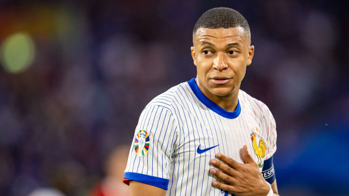 Kylian Mbappé manque la balle du 2 buts à 0 en début de deuxième période.