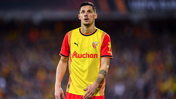 Florian Sotoca a eu une altercation avec Luis Campos à la pause du match de Ligue 1 entre le PSG et le RC Lens.