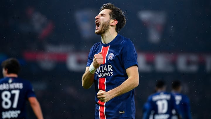 Kvaratskhelia débute ce match de Ligue des Champions. Kvaratskhelia débute ce match de Ligue des Champions.