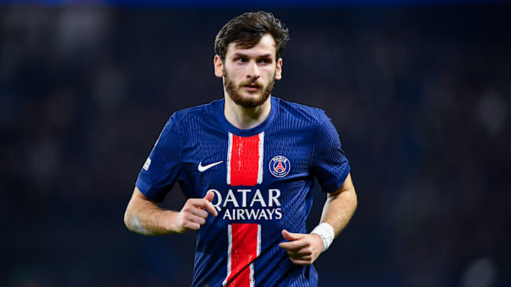 Khvicha Kvaratskhelia est annoncé titulaire.