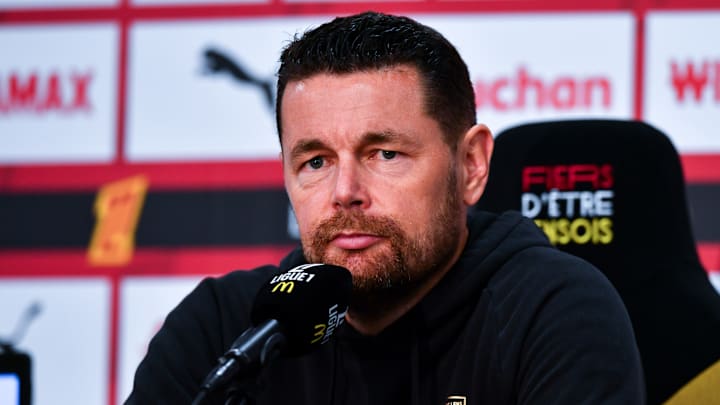 Pierre Sage lors d'une conférence de presse d'avant-match.