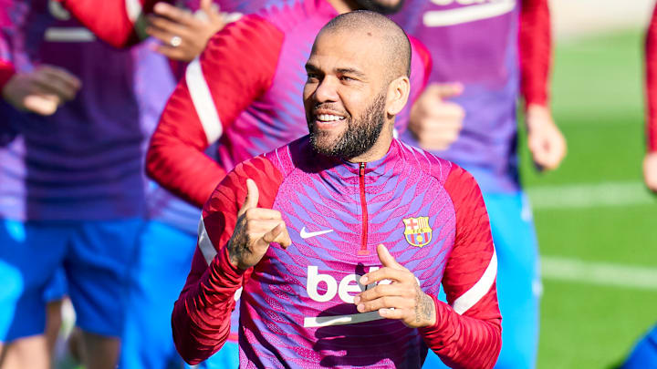 Estreia de Daniel Alves pelo Barcelona pode acontecer nesta quarta-feira