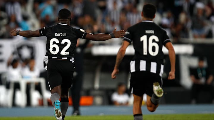 Kayque foi o destaque do triunfo alvinegro sobre o São Paulo Kayque foi o destaque do triunfo alvinegro sobre o São Paulo