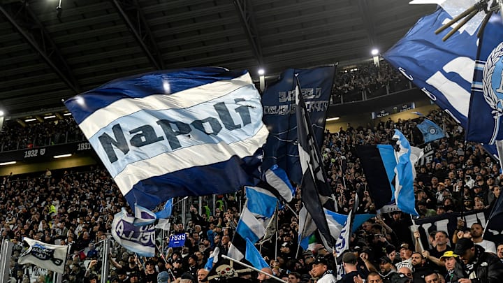 Prestes a ser campeão italiano, o Napoli declarou falência há alguns anos atrás Prestes a ser campeão italiano, o Napoli declarou falência há alguns anos atrás