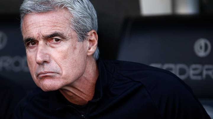 Time tem Luis Castro como técnico