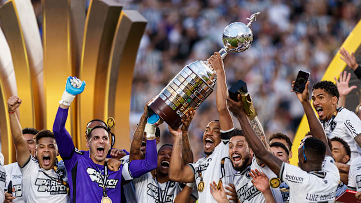 Alvinegro levantou a taça da Libertadores no último sábado pela primeira vez em sua história Alvinegro levantou a taça da Libertadores no último sábado pela primeira vez em sua história