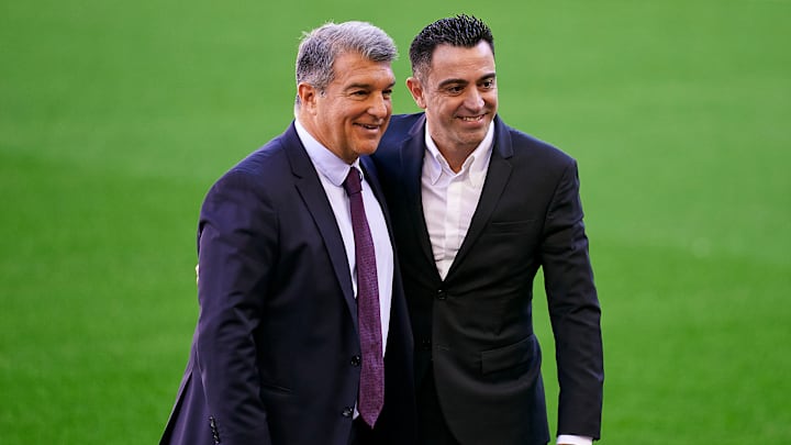 Joan Laporta (l.) würde Xavi gerne halten