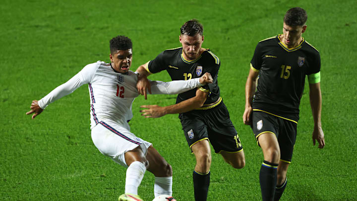 Valon Zumberi (Bildmitte) im Einsatz für die U21 von Kosovo. 