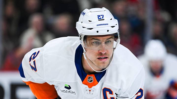 Feb 26, 2026; Montreal, Quebec, CAN; New York Islanders left wing Anders Lee (27) waits for a face-off against the Montreal Canadiens during the third period at Bell Centre. Mandatory Credit: David Kirouac-Imagn Images