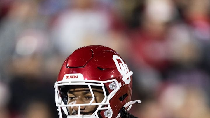 Dec 19, 2025; Norman, OK, USA; Oklahoma Sooners defensive lineman R Mason Thomas (32) against the Alabama Crimson Tide during the CFP National Playoff First Round at Gaylord Family Oklahoma Memorial Stadium. 