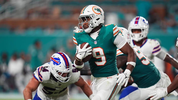 Sep 12, 2024; Miami Gardens, Florida, USA; Miami Dolphins tight end Jonnu Smith (9) rushes with the ball during the first half against the Buffalo Bills at Hard Rock Stadium. Sep 12, 2024; Miami Gardens, Florida, USA; Miami Dolphins tight end Jonnu Smith (9) rushes with the ball during the first half against the Buffalo Bills at Hard Rock Stadium.