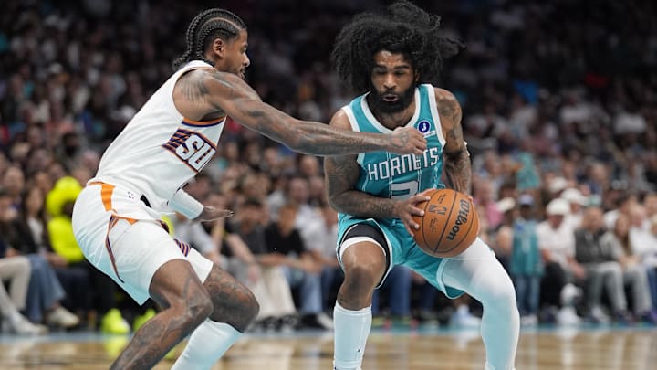 Charlotte Hornets guard Coby White (3) drives to the basket against Phoenix Suns guard Jalen Green 