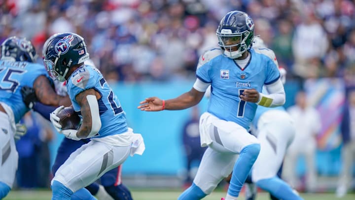 Tennessee Titans quarterback Cam Ward (1) hands off to running back Tony Pollard (20) during the second quarter at Nissan Stadium in Nashville, Tenn., Sunday, Oct. 19, 2025.