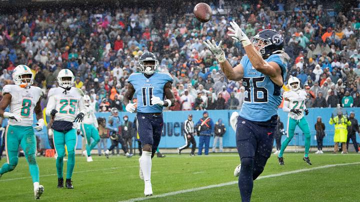Tennessee Titans tight end Anthony Firkser (86) pulls in a touchdown catch against the Miami Dolphins during the fourth quarter at Nissan Stadium Sunday, Jan. 2, 2022 in Nashville, Tenn.

Nas Titans Dolphins 012