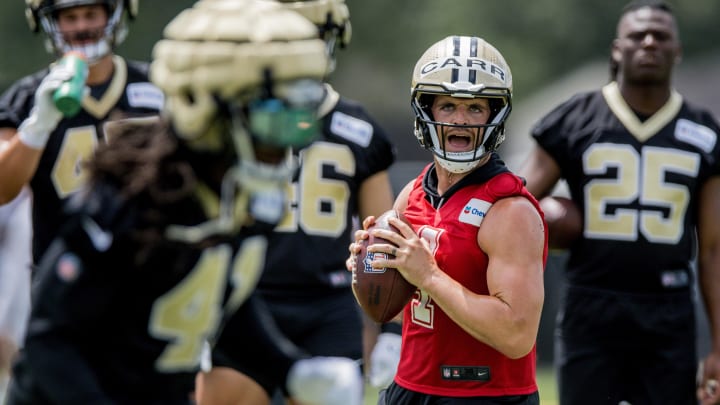 Jun 13, 2023; New Orleans, LA, USA; New Orleans Saints quarterback Derek Carr (4) passes to running back Alvin Kamara (41) during minicamp at the Ochsner Sports Performance Center. Mandatory Credit: Stephen Lew-USA TODAY Sports Jun 13, 2023; New Orleans, LA, USA; New Orleans Saints quarterback Derek Carr (4) passes to running back Alvin Kamara (41) during minicamp at the Ochsner Sports Performance Center. Mandatory Credit: Stephen Lew-USA TODAY Sports