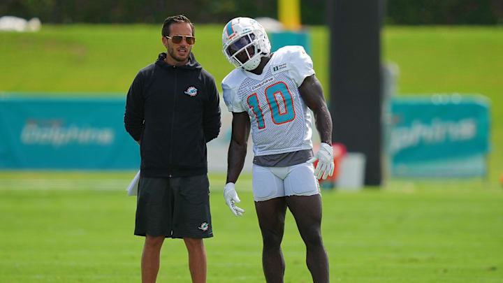 Miami Dolphins head coach Mike McDaniel talks with Miami Dolphins wide receiver Tyreek Hill.