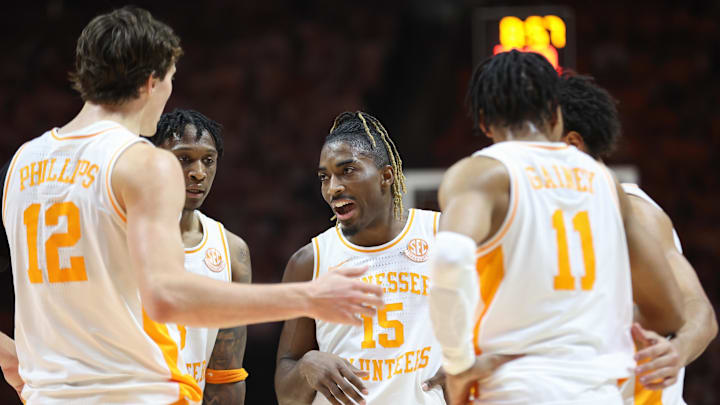 Feb 1, 2025; Knoxville, Tennessee, USA; Tennessee Volunteers guard Jahmai Mashack (15) talks to his team mates during the first half against the Florida Gators at Thompson-Boling Arena at Food City Center. Mandatory Credit: Randy Sartin-Imagn Images Feb 1, 2025; Knoxville, Tennessee, USA; Tennessee Volunteers guard Jahmai Mashack (15) talks to his team mates during the first half against the Florida Gators at Thompson-Boling Arena at Food City Center. Mandatory Credit: Randy Sartin-Imagn Images