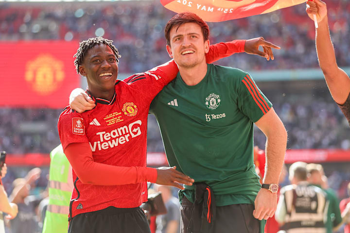 科比·迈努（左）和哈里·马奎尔。