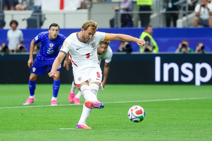 Harry Kane taking his penalty. แฮร์รี เคน กำลังยิงจุดโทษ
