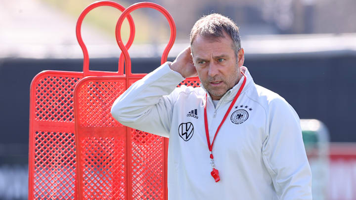 Hansi Flick grübelt noch, wie er die Außenverteidiger-Positionen am besten besetzen kann