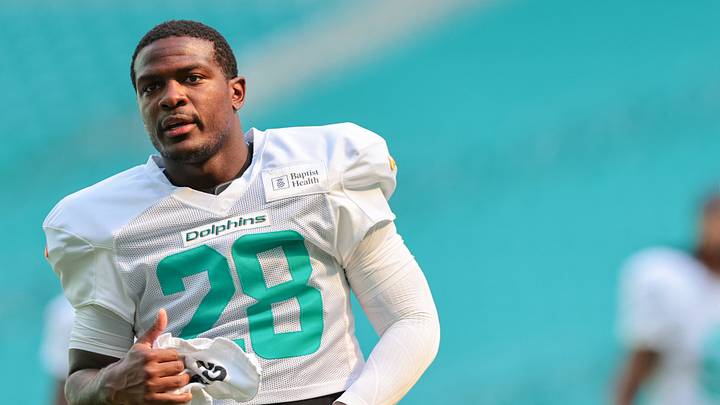Aug 8, 2026; Miami Gardens, FL, USA; Miami Dolphins running back De'von Achane (28) looks on from the field during practice at Hard Rock Stadium. Mandatory Credit: Sam Navarro-Imagn Images Aug 8, 2026; Miami Gardens, FL, USA; Miami Dolphins running back De'von Achane (28) looks on from the field during practice at Hard Rock Stadium. Mandatory Credit: Sam Navarro-Imagn Images