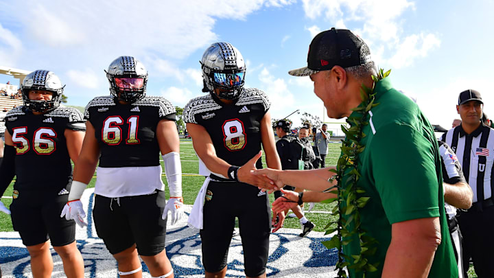  NFL retiree Jesse Sapolu shock hands with Team Mauka quarterback.  Mandatory Credit: Steven Erler-USA TODAY NETWORK  