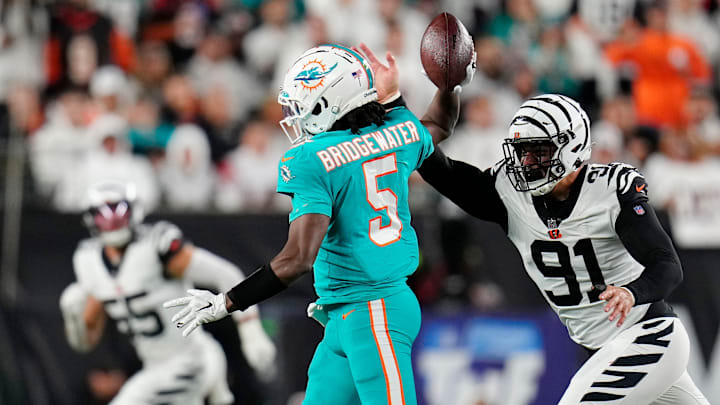 Cincinnati Bengals defensive end Trey Hendrickson (91) nearly strips the ball from Miami Dolphins quarterback Teddy Bridgewater (5) as he scrambles in the second quarter of the NFL Week 4 game between the Cincinnati Bengals and the Miami Dolphins at PayCor Stadium in downtown on Thursday, Sept. 29, 2022. The Bengals 14-12 at halftime.
Miami Dolphins At Cincinnati Bengals Week 4 Cincinnati Bengals defensive end Trey Hendrickson (91) nearly strips the ball from Miami Dolphins quarterback Teddy Bridgewater (5) as he scrambles in the second quarter of the NFL Week 4 game between the Cincinnati Bengals and the Miami Dolphins at PayCor Stadium in downtown on Thursday, Sept. 29, 2022. The Bengals 14-12 at halftime.
Miami Dolphins At Cincinnati Bengals Week 4