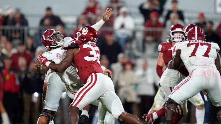 Oklahoma Sooners defensive lineman R Mason Thomas (32) hits Alabama Crimson Tide quarterback Jalen Milroe (4).