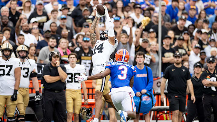 Vanderbilt Commodores wide receiver Will Sheppard (14) makes a catch over Florida Gators cornerback