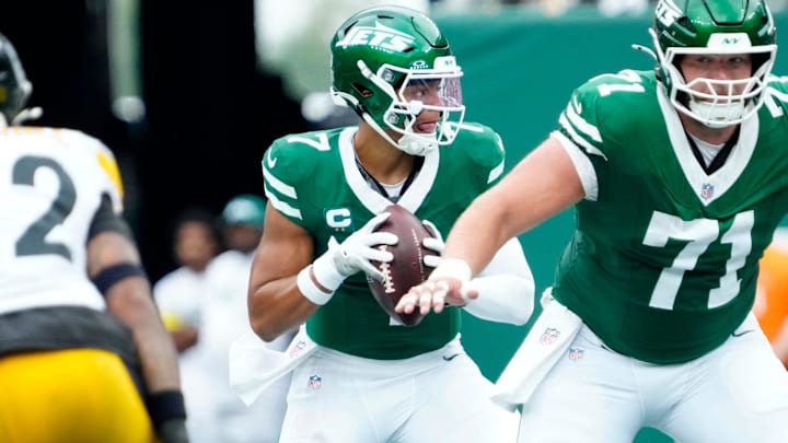 New York Jets quarterback Justin Fields (7) looks for an open teammate, Sunday, September 7, 2025, in East Rutherford.