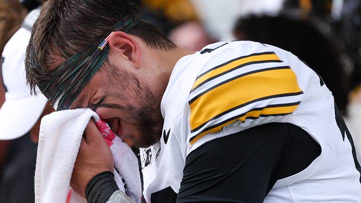 Oct 24, 2026; Minneapolis, Minnesota, USA; Iowa Hawkeyes quarterback Jeremy Hecklinski (10) rubs his face with a towel during the first half against the Minnesota Golden Gophers at Huntington Bank Stadium. Mandatory Credit: Matt Krohn-Imagn Images
