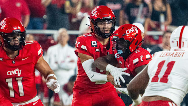 Aug 28, 2025; Kansas City, Missouri, USA; Cincinnati Bearcats quarterback Brendan Sorsby (2) hands the ball off to running back Evan Pryor (6) against the Nebraska Cornhuskers during the first quarter at GEHA Field at Arrowhead Stadium. Mandatory Credit: Dylan Widger-Imagn Images Aug 28, 2025; Kansas City, Missouri, USA; Cincinnati Bearcats quarterback Brendan Sorsby (2) hands the ball off to running back Evan Pryor (6) against the Nebraska Cornhuskers during the first quarter at GEHA Field at Arrowhead Stadium. Mandatory Credit: Dylan Widger-Imagn Images
