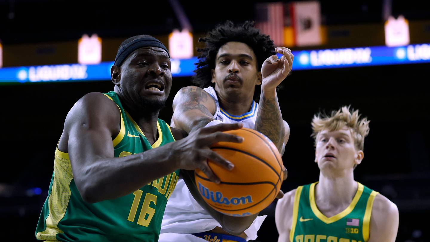 UCLA Stays Undefeated, Defeats Oregon 74-63