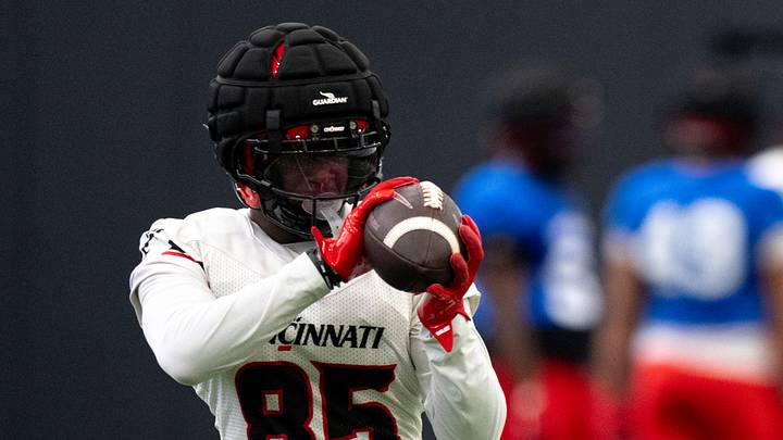 Cincinnati Bearcats tight end Lyviel Waters (85) catches a pass during football practice at Sheakley Athletic Performance Center in Cincinnati on Dec. 18, 2025. Cincinnati Bearcats tight end Lyviel Waters (85) catches a pass during football practice at Sheakley Athletic Performance Center in Cincinnati on Dec. 18, 2025.