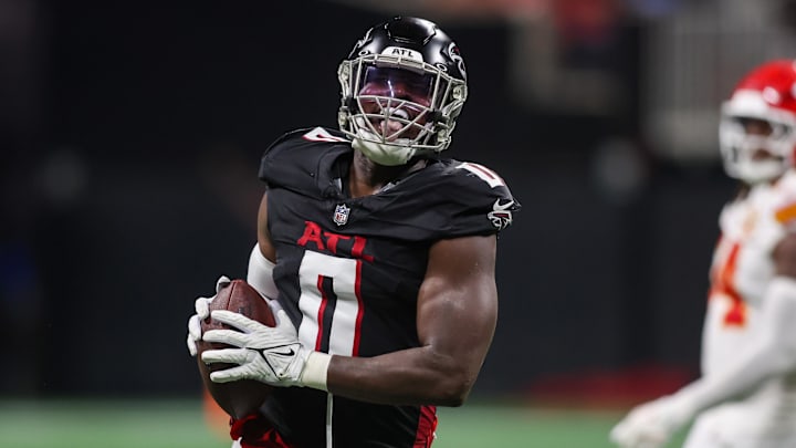 Sep 22, 2024; Atlanta, Georgia, USA; Atlanta Falcons linebacker Lorenzo Carter (0) celebrates after a defensive stop against the Kansas City Chiefs in the fourth quarter at Mercedes-Benz Stadium. Mandatory Credit: Brett Davis-Imagn Images Sep 22, 2024; Atlanta, Georgia, USA; Atlanta Falcons linebacker Lorenzo Carter (0) celebrates after a defensive stop against the Kansas City Chiefs in the fourth quarter at Mercedes-Benz Stadium. Mandatory Credit: Brett Davis-Imagn Images