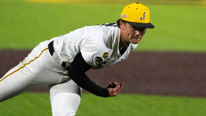 Iowa’s Kyle Alivo (5) pitches to the Illinois Fighting Illini May 1, 2026 during a Big Ten baseball game at Duane Banks Field in Iowa City, Iowa.