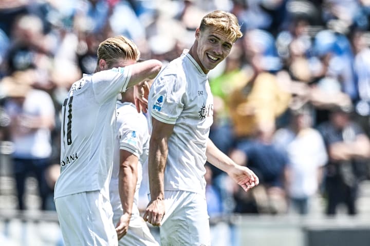 Rasmus Højlund grinning away. ราสมุส ฮอยลุนด์ยิ้มอย่างมีความสุข