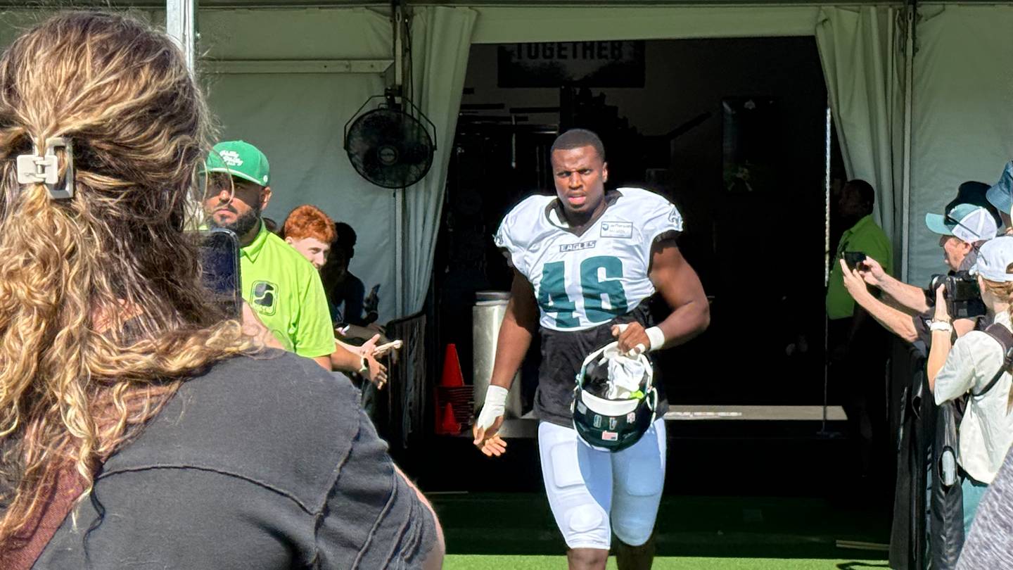 Un giocatore di rugby, Joshua Weru, si prepara a giocare per la Philadelphia Eagles durante il camp, cercando di entrare nella lista dei 53