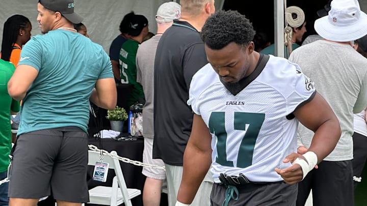 Nakobe Dean takes the field during Eagles training camp.