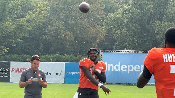 Cleveland rookie quarterback Shedeur Sanders warmed up before the Browns practiced against the Eagles, then afterward, he picked the brain of Super Bowl MVP Jalen Hurts. Cleveland rookie quarterback Shedeur Sanders warmed up before the Browns practiced against the Eagles, then afterward, he picked the brain of Super Bowl MVP Jalen Hurts.
