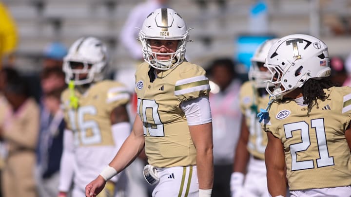 Oct 25, 2025; Atlanta, Georgia, USA; Georgia Tech Yellow Jackets quarterback Haynes King (10) on the field before a game against the Syracuse Orange at Bobby Dodd Stadium at Hyundai Field. Mandatory Credit: Brett Davis-Imagn Images
 Oct 25, 2025; Atlanta, Georgia, USA; Georgia Tech Yellow Jackets quarterback Haynes King (10) on the field before a game against the Syracuse Orange at Bobby Dodd Stadium at Hyundai Field. Mandatory Credit: Brett Davis-Imagn Images